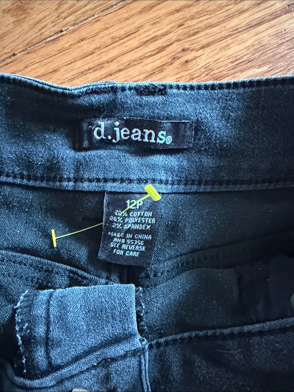 D. Jeans - Picture 4 of 4